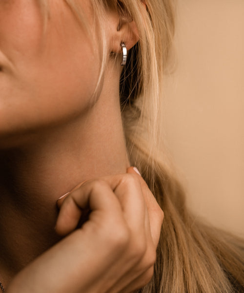 Hypoallergenic titanium polished curved earrings in 15mm length
