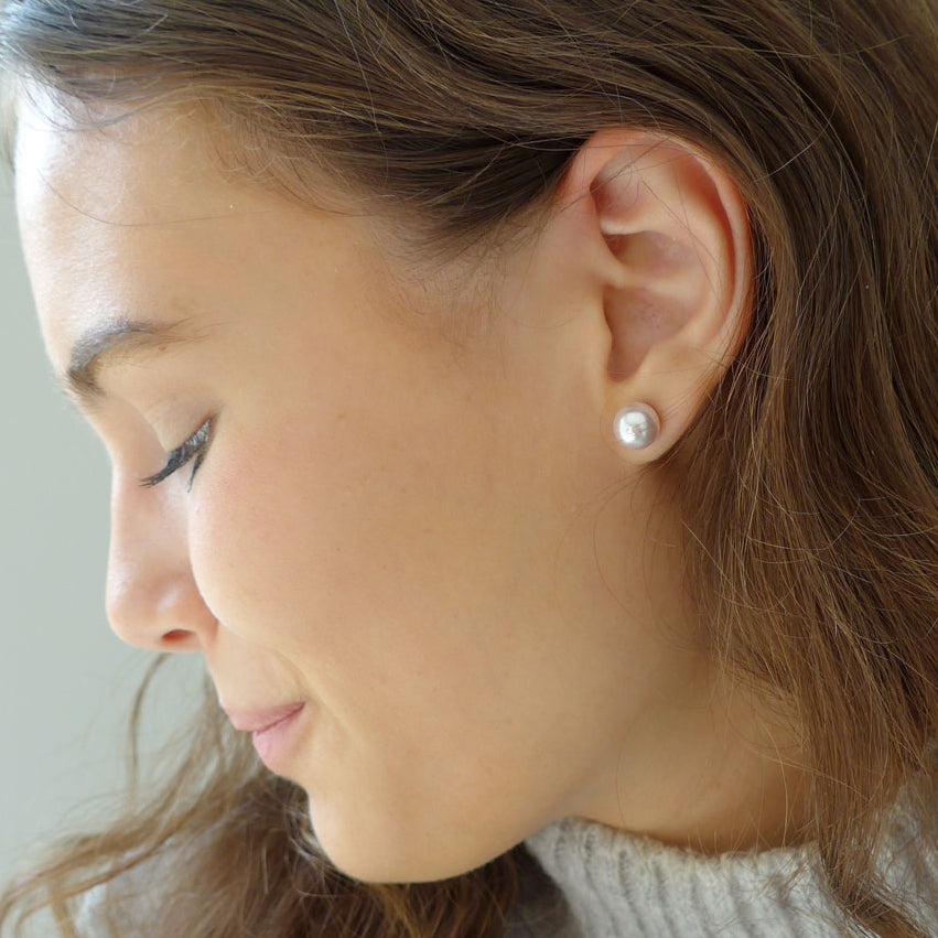 Blomdahl 8mm Light Rose Swarovski Pearl in titanium hypoallergenic stud earrings for adults