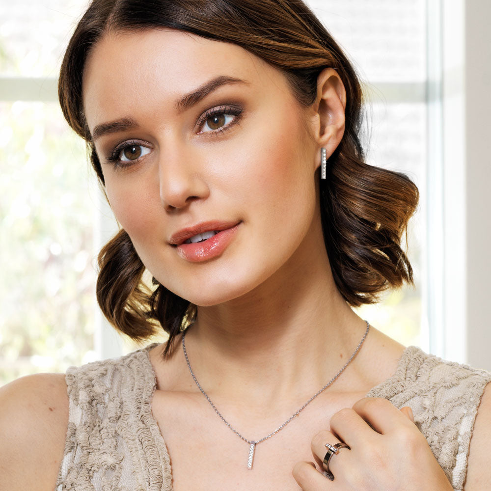 Featuring a brilliance collection set of earrings and necklace from Blomdahl. Silver Titanium brilliance straight set